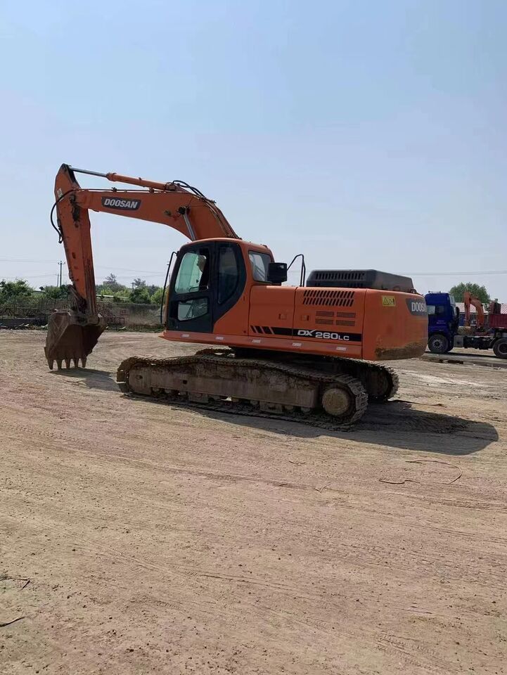 2022 Doosan DX260LC-9C excavator side view 2022 Doosan DX260LC-9C excavator side view