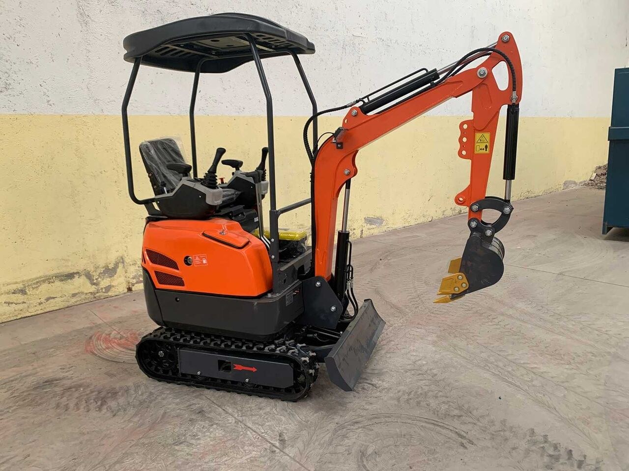 2026 SME TP18 mini excavator, side view 2026 SME TP18 mini excavator, side view
