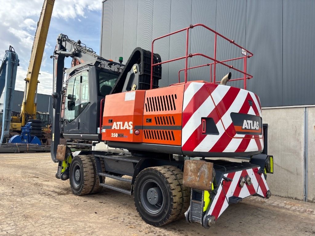2020 Atlas 250MH material handler, rear three-quarter view 2020 Atlas 250MH material handler, rear three-quarter view