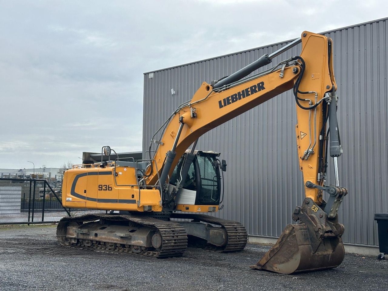 2018 Liebherr R936LC crawler excavator side view 2018 Liebherr R936LC crawler excavator side view