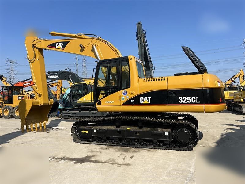 2016 Caterpillar 325CL crawler excavator, side profile view 2016 Caterpillar 325CL crawler excavator, side profile view