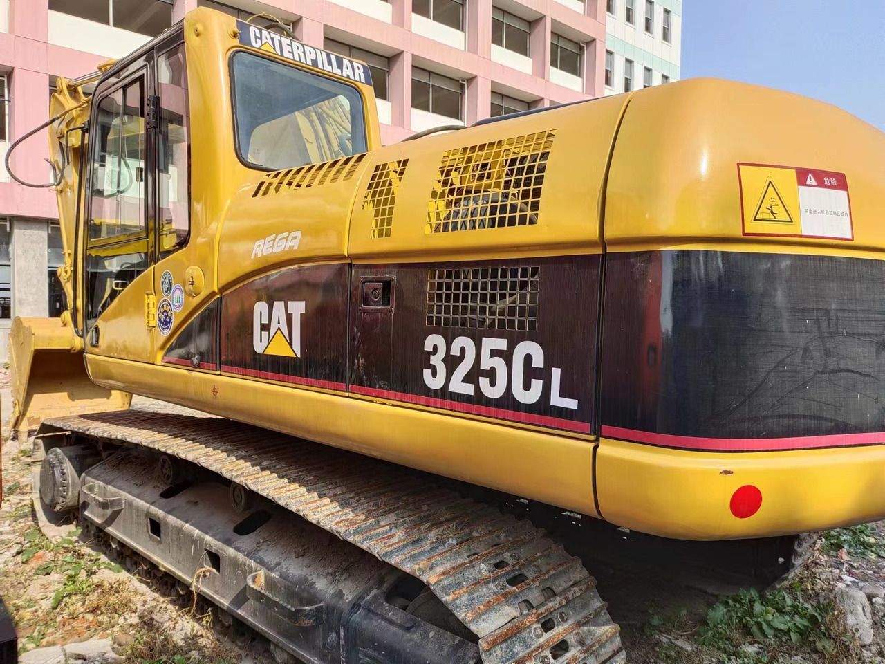 2018 Caterpillar 325CL crawler excavator, rear three-quarter view 2018 Caterpillar 325CL crawler excavator, rear three-quarter view