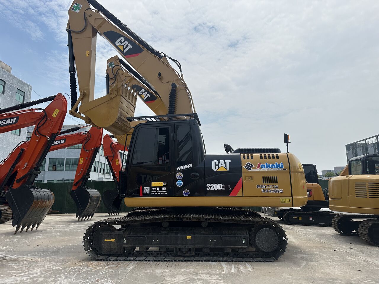 Гусеничний екскаватор 2022 Caterpillar 320D2 L, вид збоку