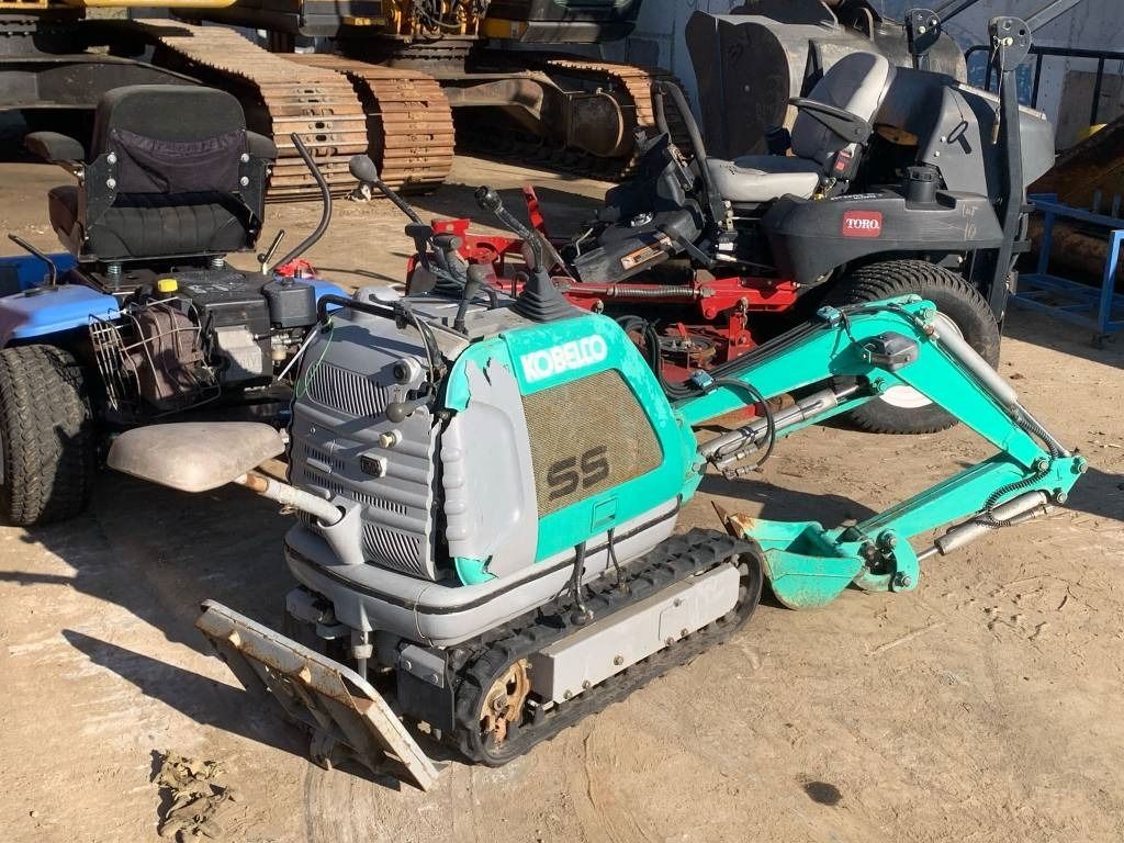 2000 Kobelco SS 1 mini excavator, rear three-quarter view 2000 Kobelco SS 1 mini excavator, rear three-quarter view