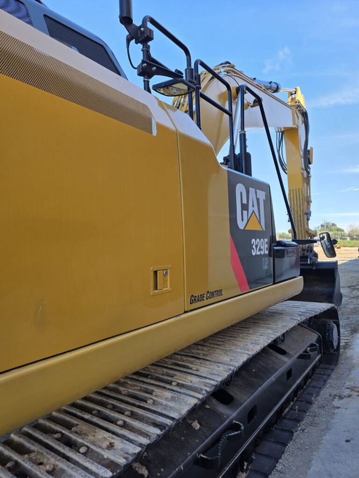 2015 Caterpillar 329E crawler excavator side view 2015 Caterpillar 329E crawler excavator side view