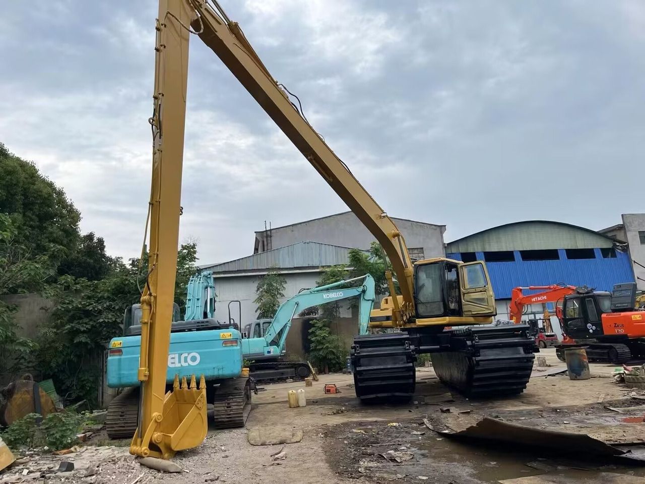 2023 Caterpillar 320BL amphibious excavator, front three-quarter view 2023 Caterpillar 320BL amphibious excavator, front three-quarter view