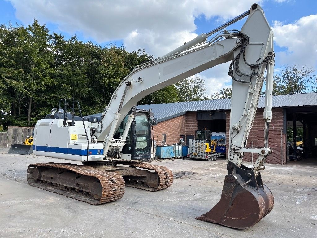 2013 Caterpillar 320E crawler excavator, side view