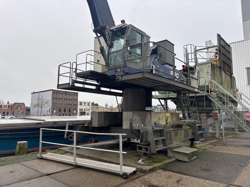 2005 Sennebogen 830A E material handler, low angle view 2005 Sennebogen 830A E material handler, low angle view