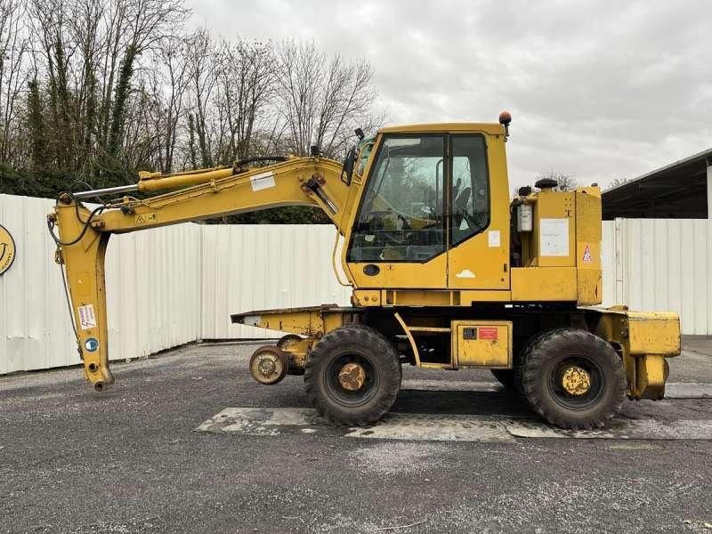 1997 CASE 788-PRR wheel excavator, side view