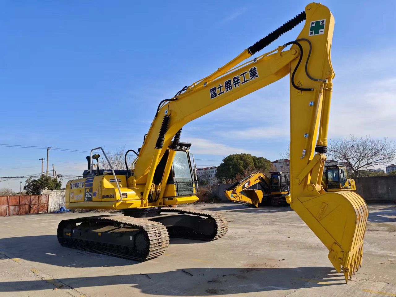 Komatsu PC240LC-8N1 crawler excavator, side profile view