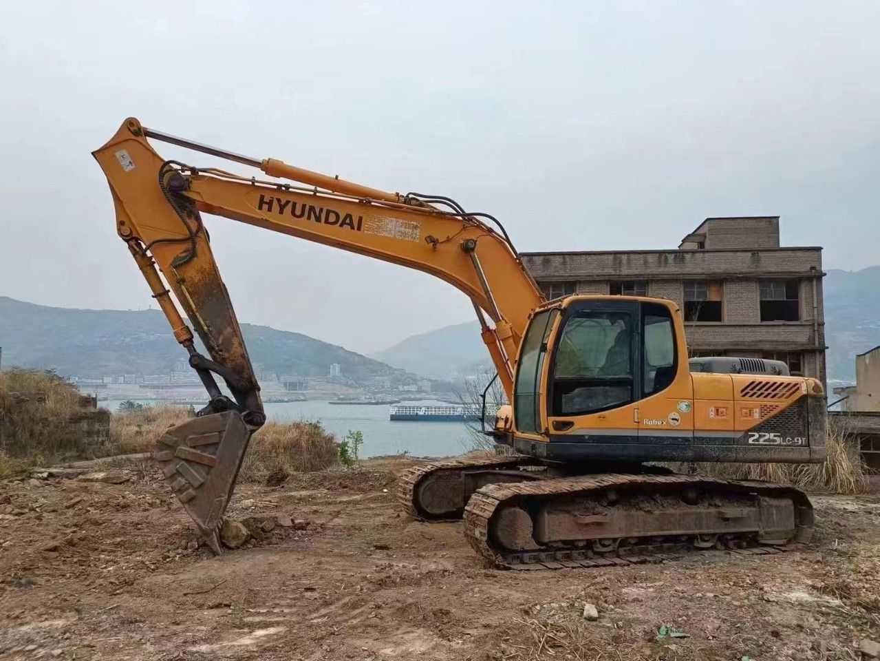 2016 Hyundai R225LC-9T crawler excavator side view 2016 Hyundai R225LC-9T crawler excavator side view