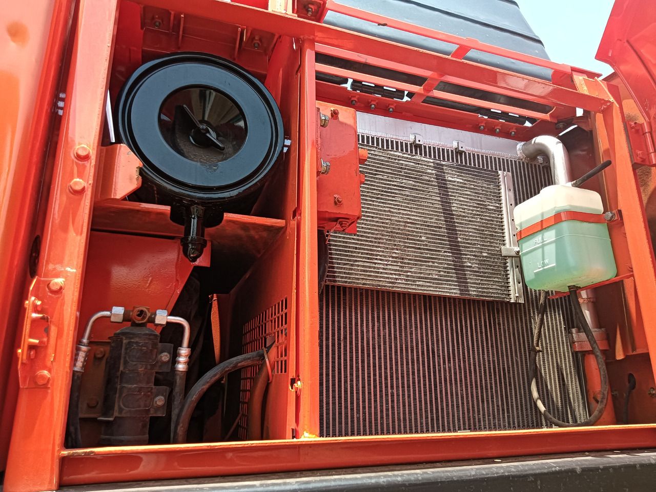 2021 Doosan 150W wheel excavator engine compartment view 2021 Doosan 150W wheel excavator engine compartment view
