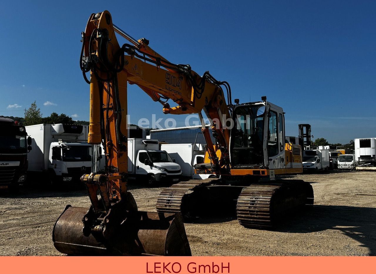 2003 Liebherr R 904 HDSL crawler excavator, front three-quarter view 2003 Liebherr R 904 HDSL crawler excavator, front three-quarter view