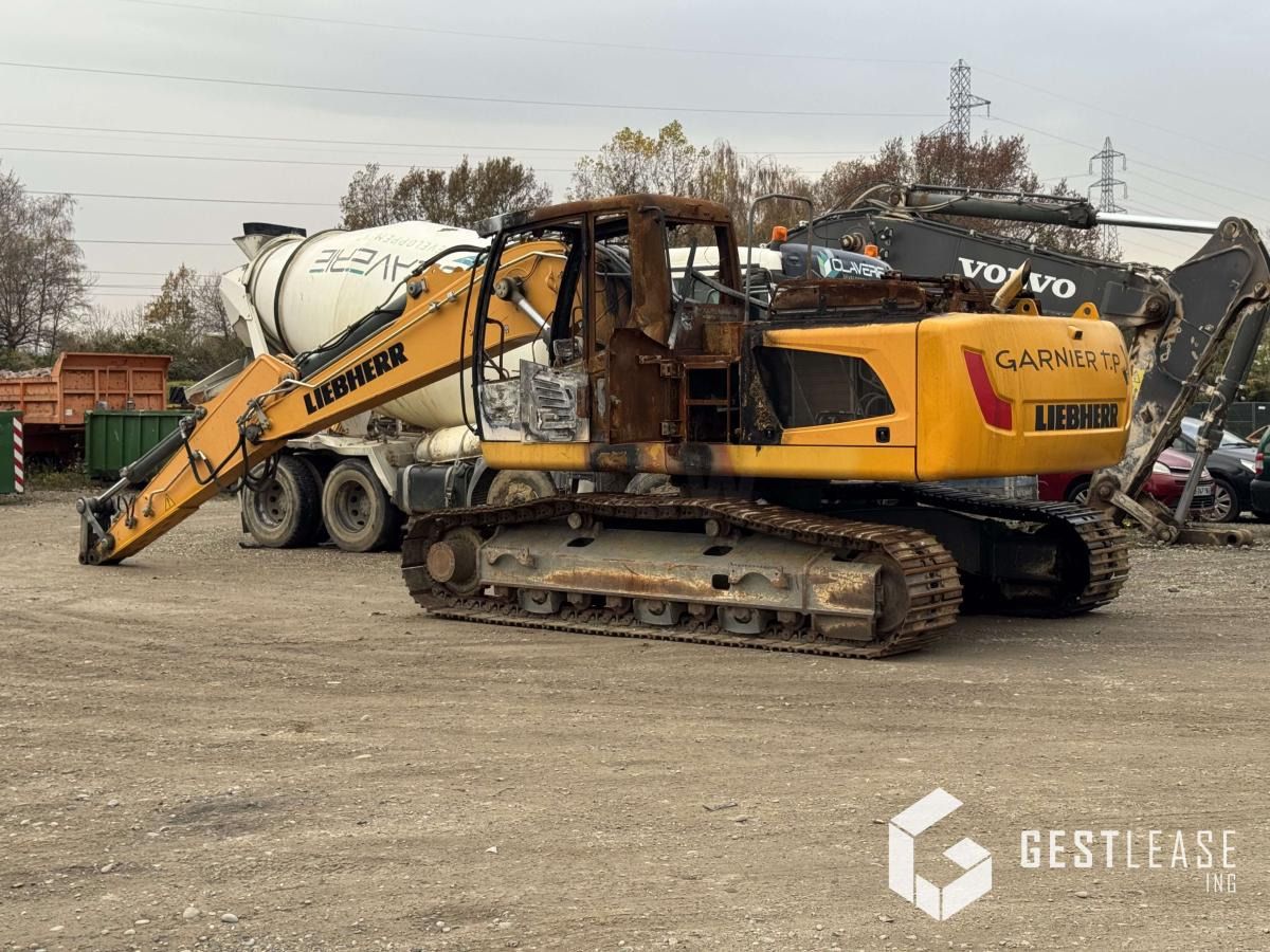 2014 Liebherr R922LC crawler excavator side view 2014 Liebherr R922LC crawler excavator side view