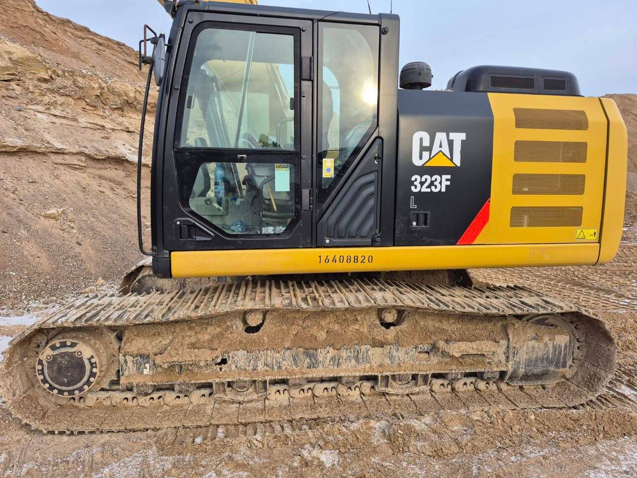 2016 Caterpillar 323FL crawler excavator side view 2016 Caterpillar 323FL crawler excavator side view
