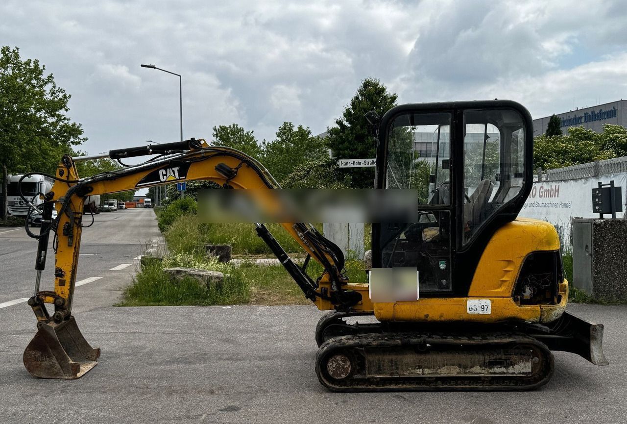 2001 Caterpillar 302.5 mini excavator side view