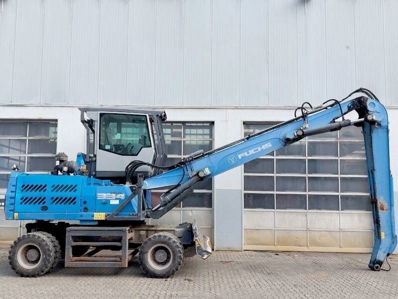 2015 Fuchs MHL 334 E material handler, side view