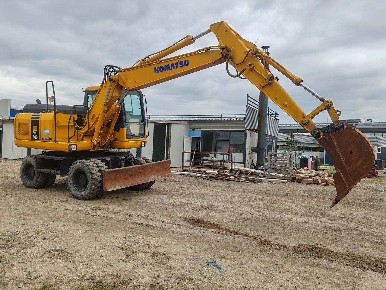 2007 Komatsu PW140-7 wheel excavator side view 2007 Komatsu PW140-7 wheel excavator side view