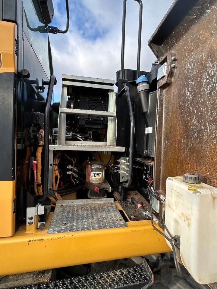 2016 Caterpillar M318F wheel excavator service compartment view 2016 Caterpillar M318F wheel excavator service compartment view