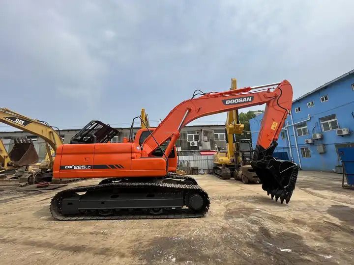 2020 Doosan DX225LC crawler excavator, side view 2020 Doosan DX225LC crawler excavator, side view