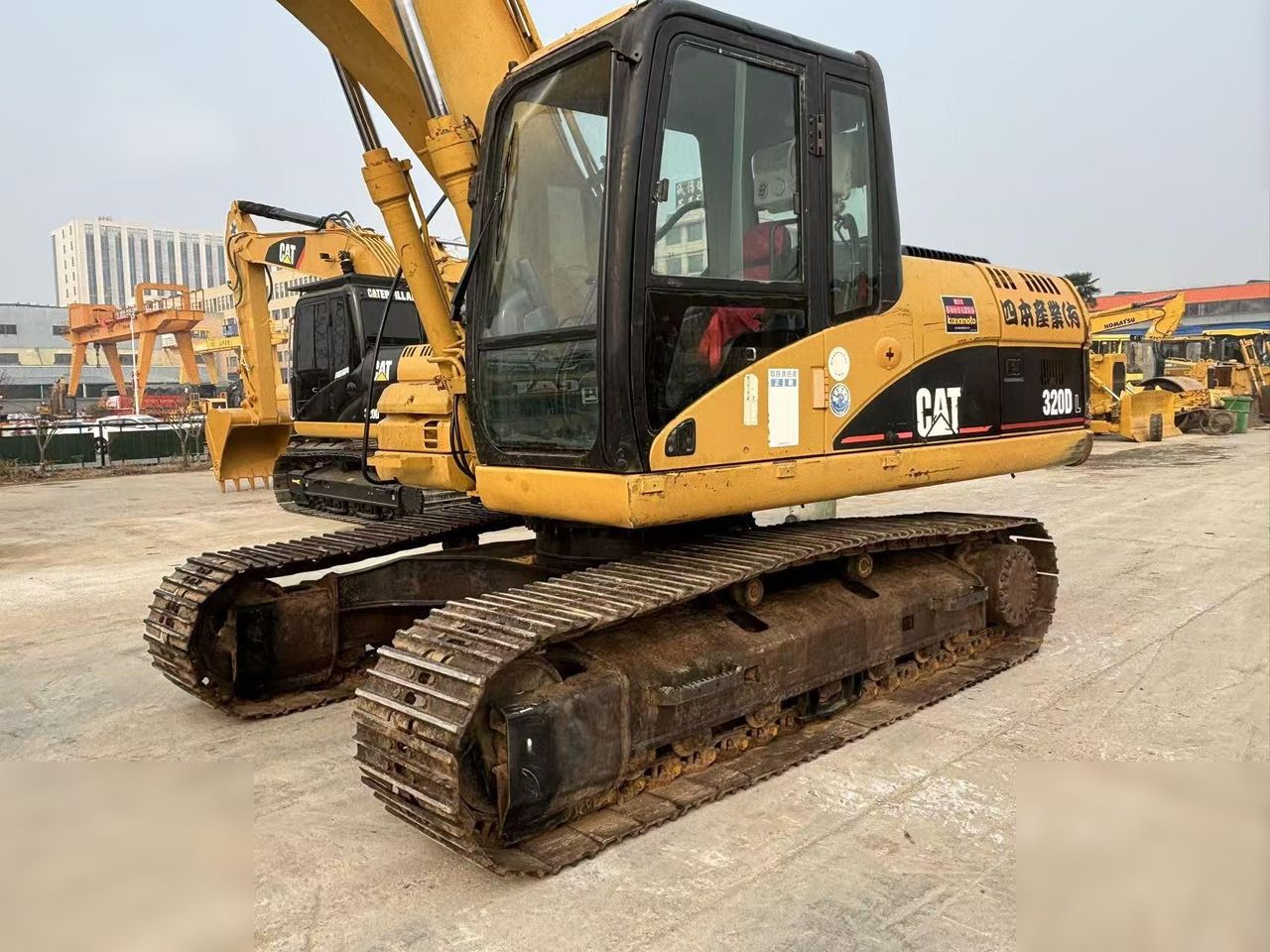 Excavator pe șenile Caterpillar 320DL, 2018, vedere laterală Excavator pe șenile Caterpillar 320DL, 2018, vedere laterală