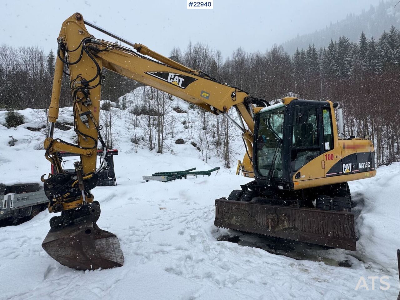 2005 Caterpillar M313C wheel excavator, side profile view 2005 Caterpillar M313C wheel excavator, side profile view