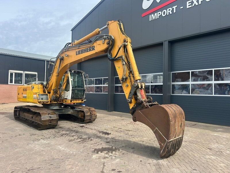 2010 Liebherr R906LC crawler excavator, side view 2010 Liebherr R906LC crawler excavator, side view
