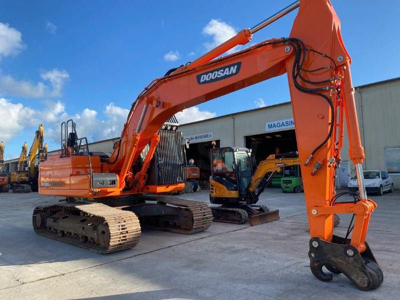2017 Doosan DX225LC crawler excavator, side view 2017 Doosan DX225LC crawler excavator, side view