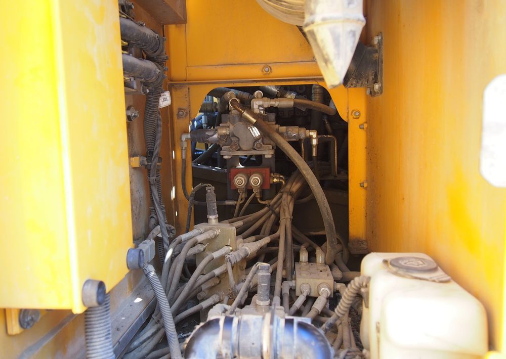 2008 Volvo EC180CL crawler excavator engine compartment view 2008 Volvo EC180CL crawler excavator engine compartment view