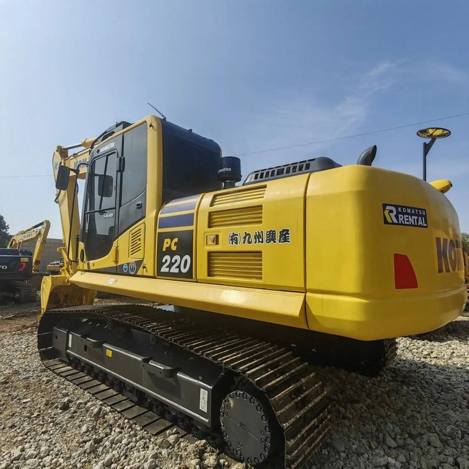 Escavatore cingolato Komatsu PC220-8 del 2023, vista posteriore tre quarti Escavatore cingolato Komatsu PC220-8 del 2023, vista posteriore tre quarti