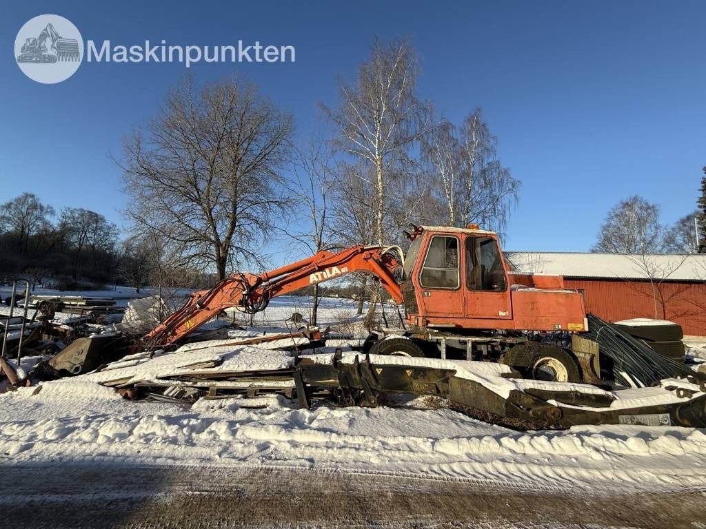 Atlas 1304 wheel excavator, side view