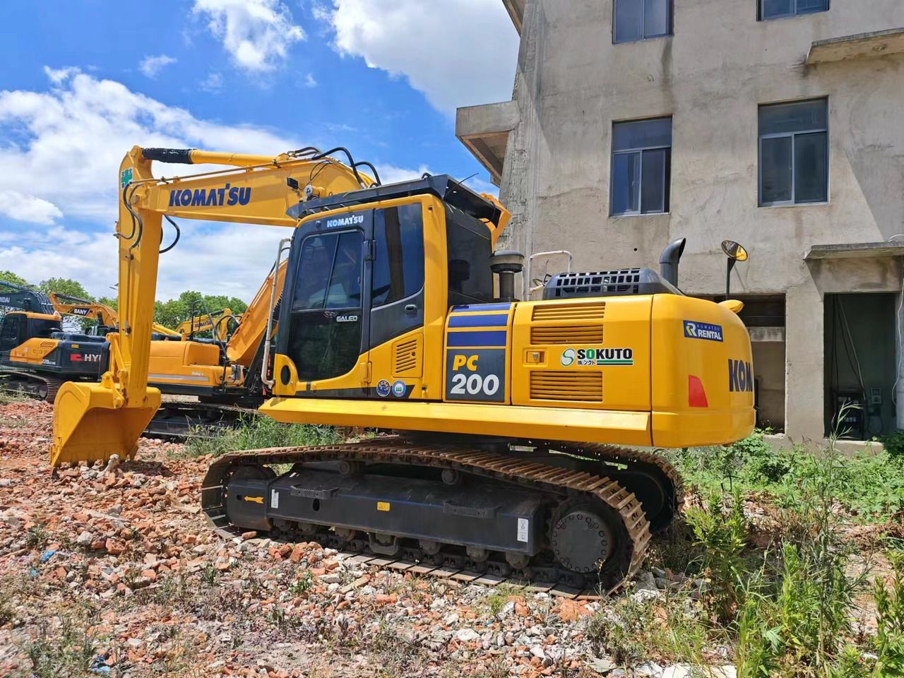 2023 Komatsu PC200 crawler excavator, side view 2023 Komatsu PC200 crawler excavator, side view