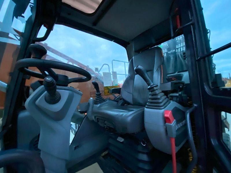 2023 Doosan DX250W wheel excavator interior view 2023 Doosan DX250W wheel excavator interior view