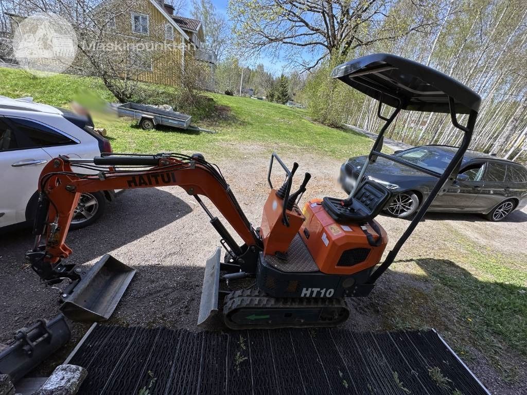 2022 Haitui HT10 mini excavator, side view 2022 Haitui HT10 mini excavator, side view