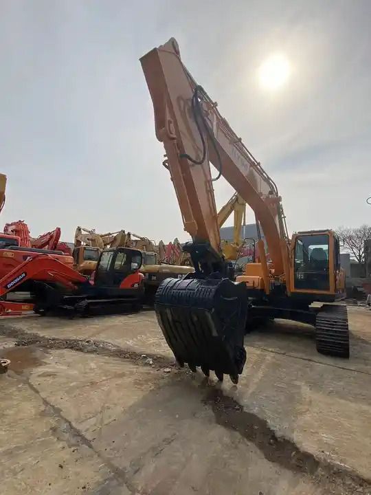 2008 Hyundai 225 crawler excavator, front view 2008 Hyundai 225 crawler excavator, front view