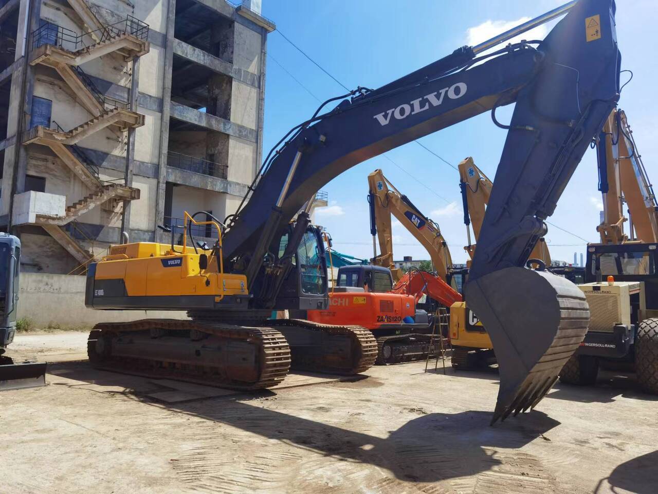 2018 Volvo EC480DL crawler excavator, side view