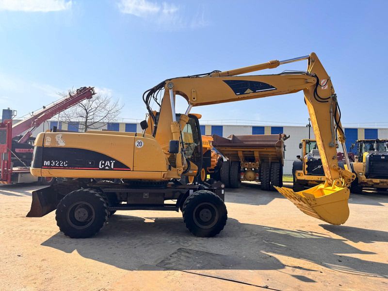 2006 Caterpillar M322C wheel excavator, side profile view 2006 Caterpillar M322C wheel excavator, side profile view
