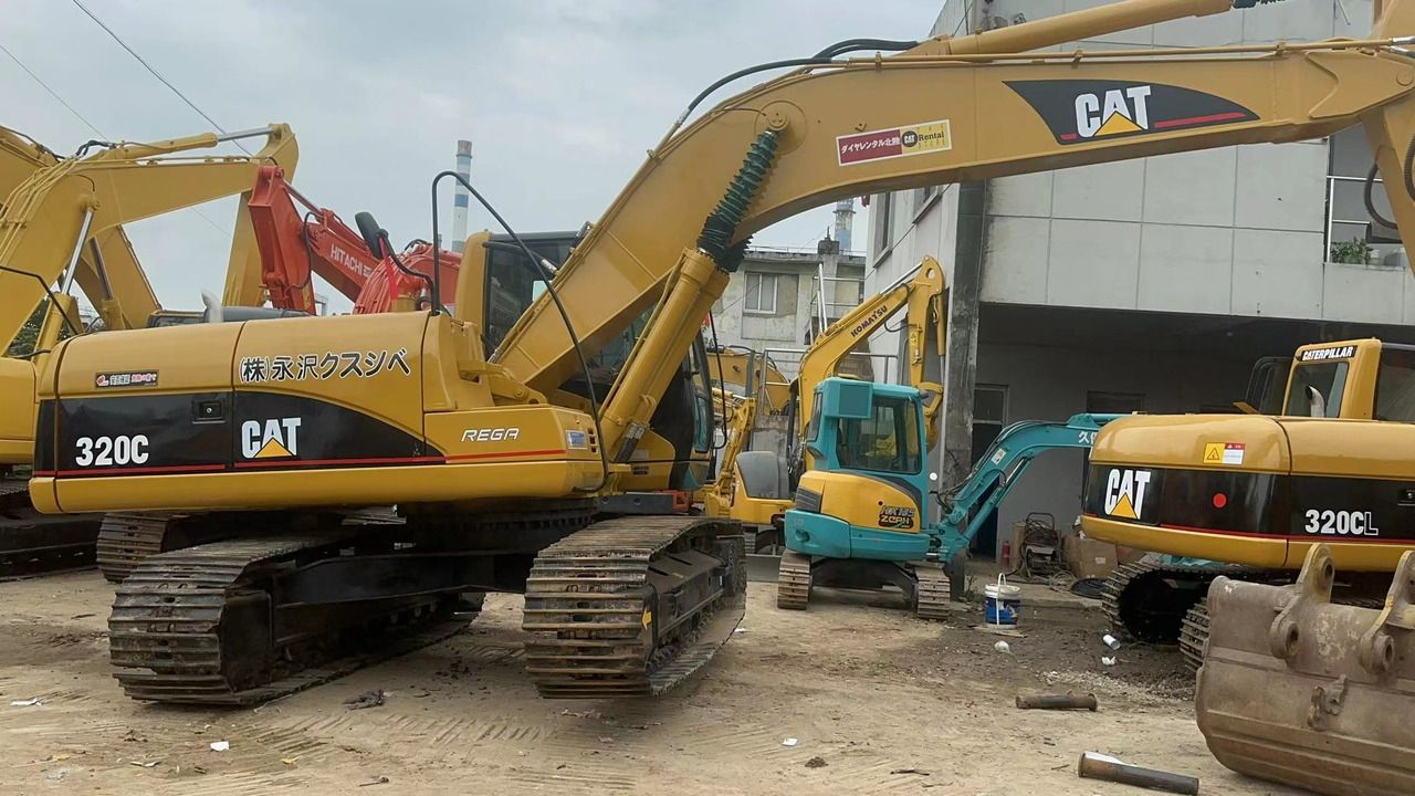 2016 Caterpillar 320CL crawler excavator, side view 2016 Caterpillar 320CL crawler excavator, side view