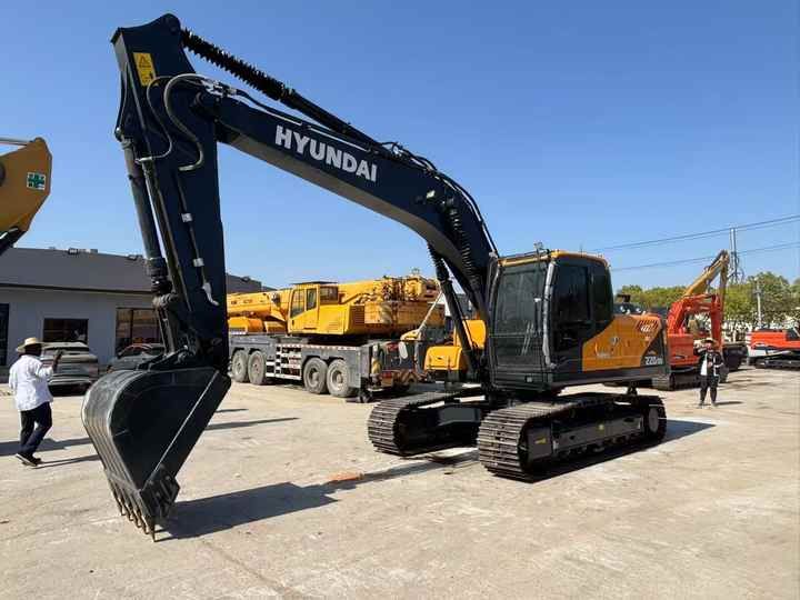2024 Hyundai R220LC-9S crawler excavator, side view