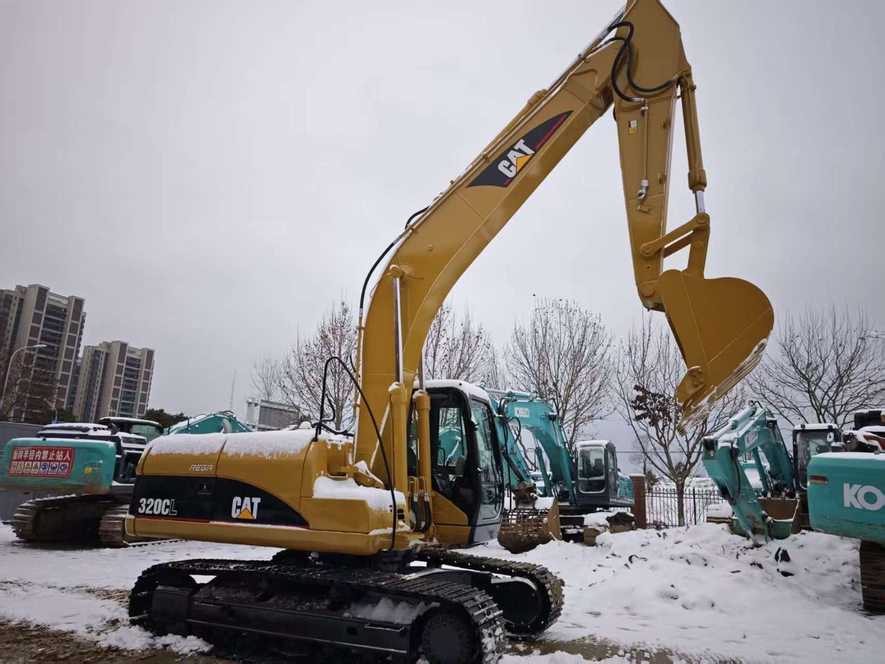 Pelle sur chenilles Caterpillar 320CL 2021, vue de profil Pelle sur chenilles Caterpillar 320CL 2021, vue de profil