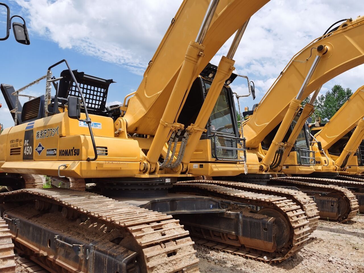 2016 Komatsu PC450-8 crawler excavator, side view 2016 Komatsu PC450-8 crawler excavator, side view