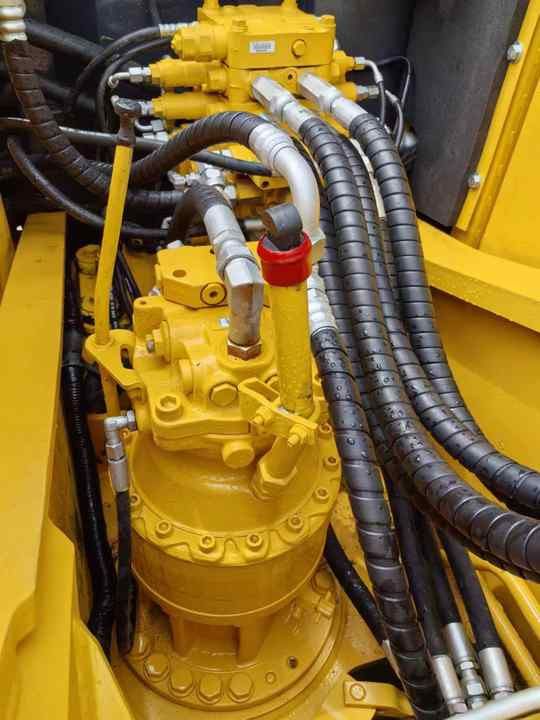 2022 Komatsu PC160 crawler excavator hydraulic system detail