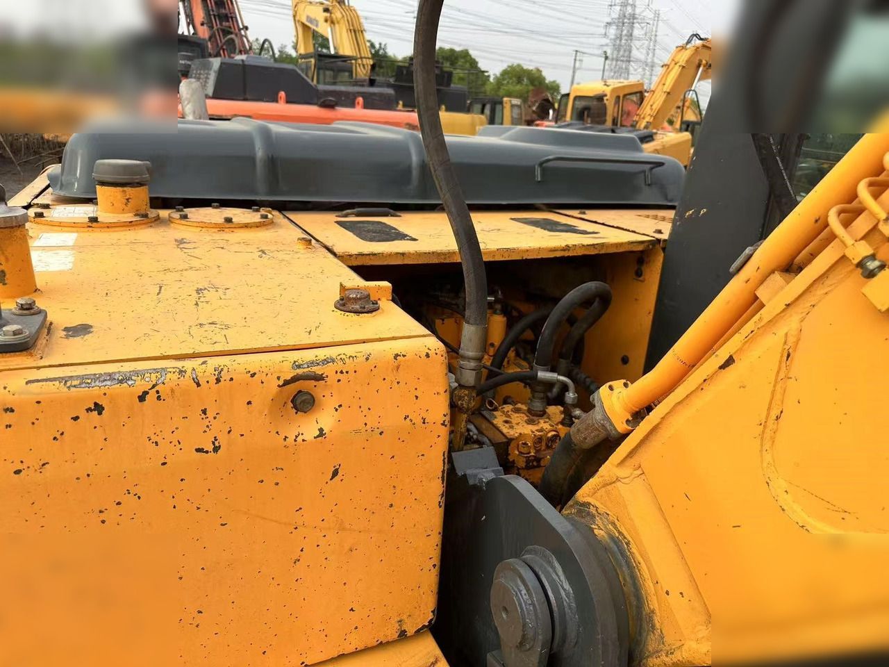 2016 Hyundai R210LC-7 crawler excavator upper deck view