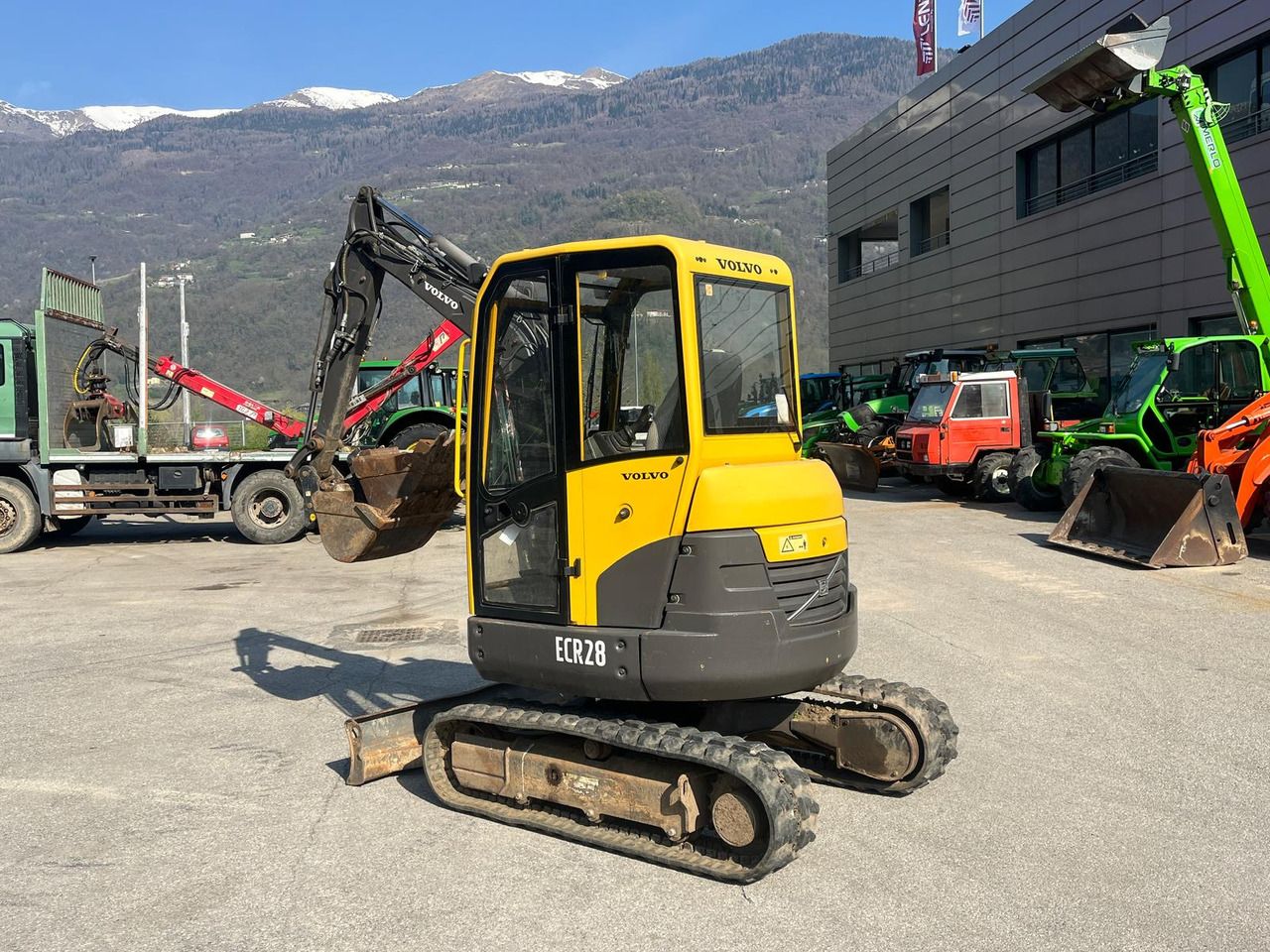 2006 Volvo ECR28 mini excavator, front three-quarter view 2006 Volvo ECR28 mini excavator, front three-quarter view