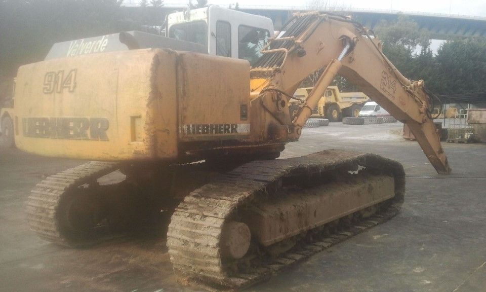 2001 Liebherr R914LI crawler excavator, rear three-quarter view