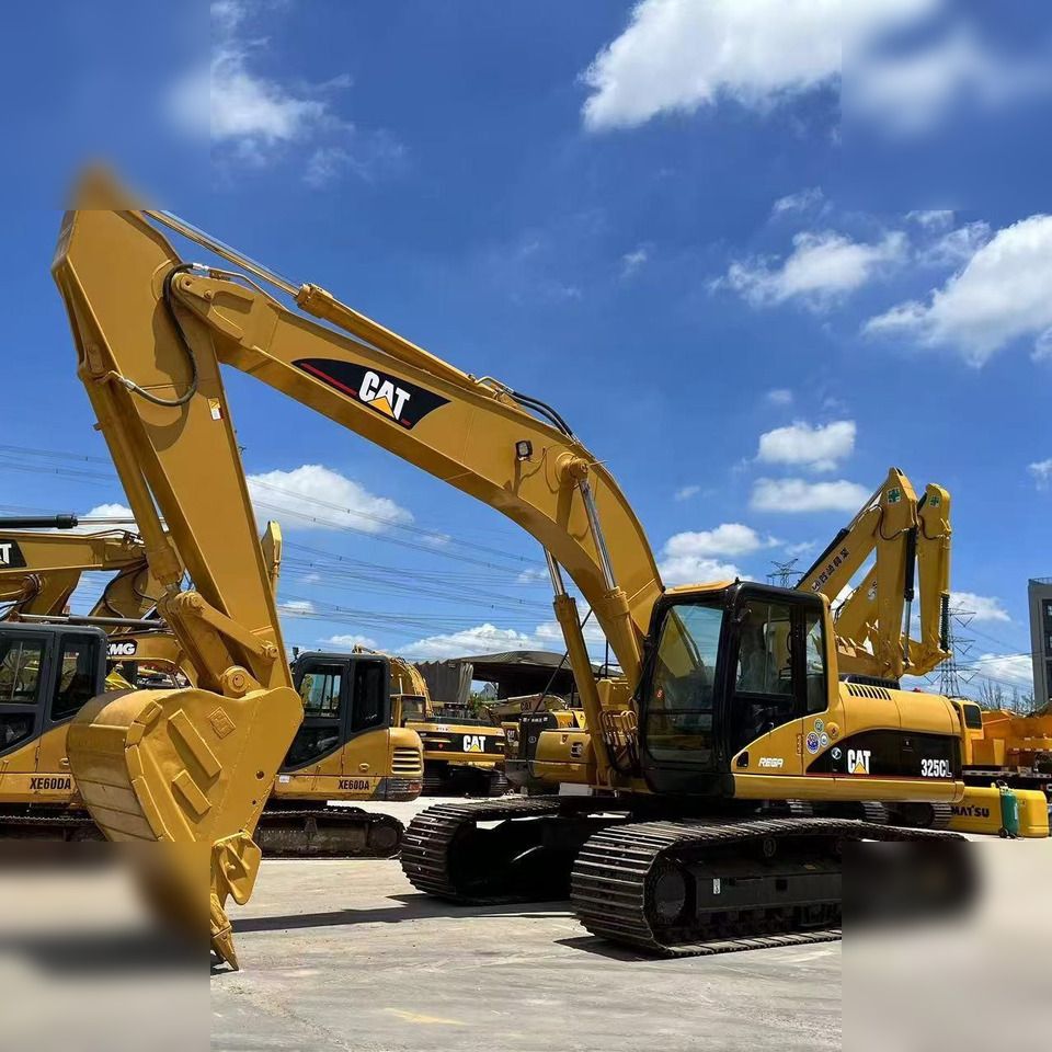 2018 Caterpillar 325CL crawler excavator, side view 2018 Caterpillar 325CL crawler excavator, side view