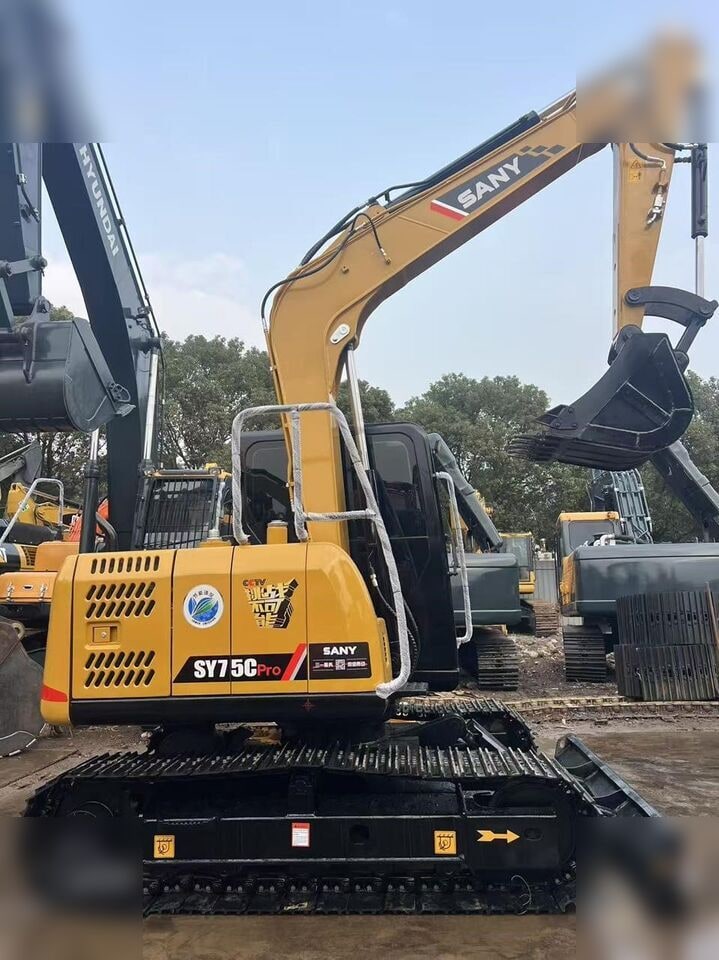 2025 Sany SY75C PRO crawler excavator, side view 2025 Sany SY75C PRO crawler excavator, side view