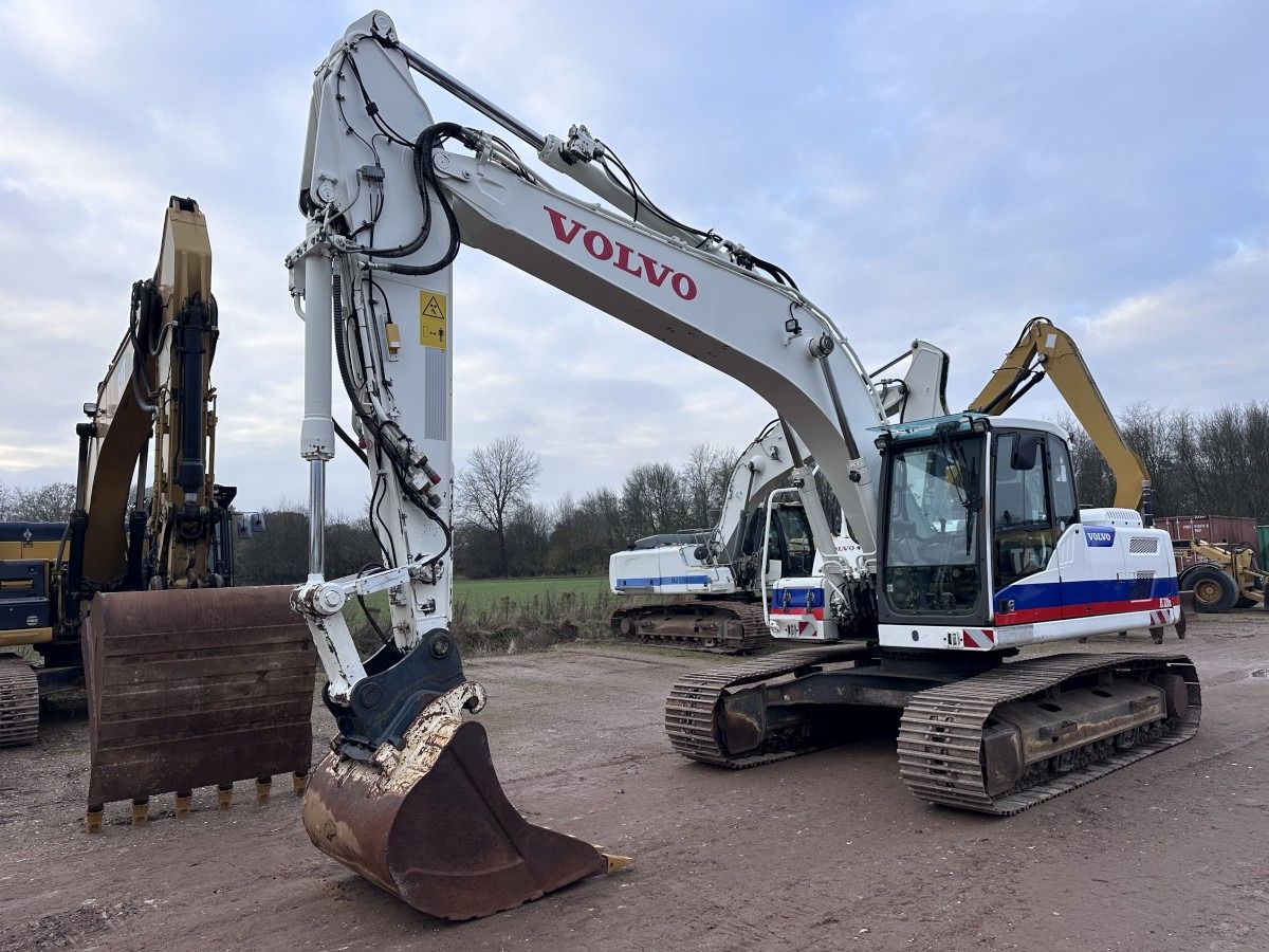2013 Volvo EC220DL crawler excavator, front three-quarter view 2013 Volvo EC220DL crawler excavator, front three-quarter view