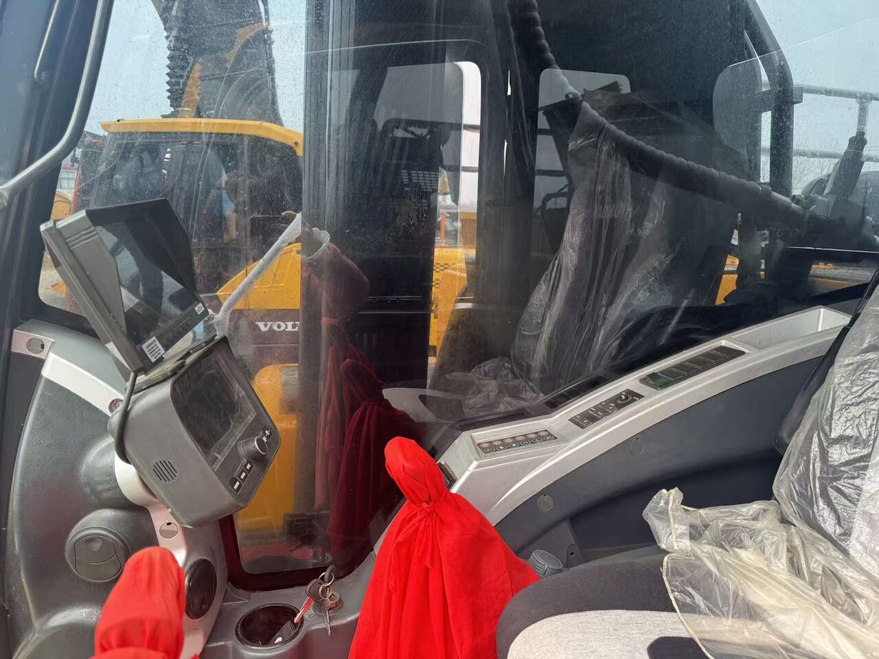 2024 Hyundai 350 LVS crawler excavator interior view 2024 Hyundai 350 LVS crawler excavator interior view