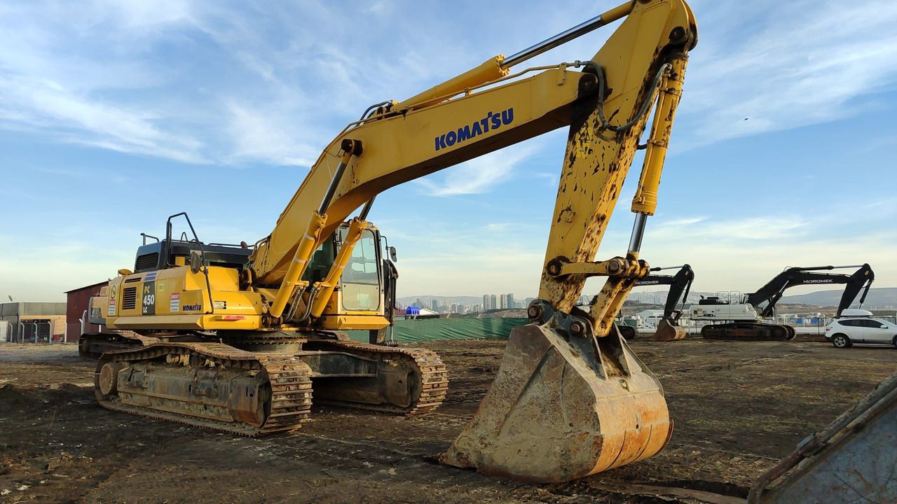 2022 Komatsu PC450 LC crawler excavator, side view 2022 Komatsu PC450 LC crawler excavator, side view